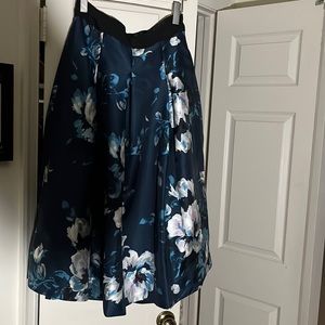 A line floral skirt Size 8 with side pockets! Great for holiday 🎉